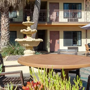 Court Yard 2*, Studio City Estados Unidos
